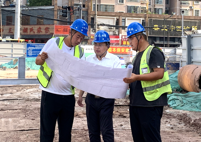 公司黨委書記、董事長錢申春到機場S1線先行段調(diào)研安全生產(chǎn)工作