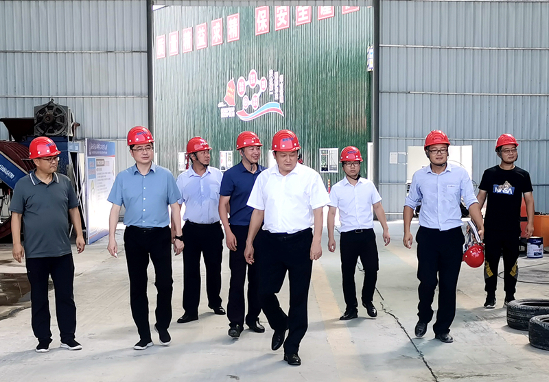 淮南市交通運輸局黨組書記、局長李輝到S16合周壽縣預(yù)制標(biāo)檢查指導(dǎo) - 副本